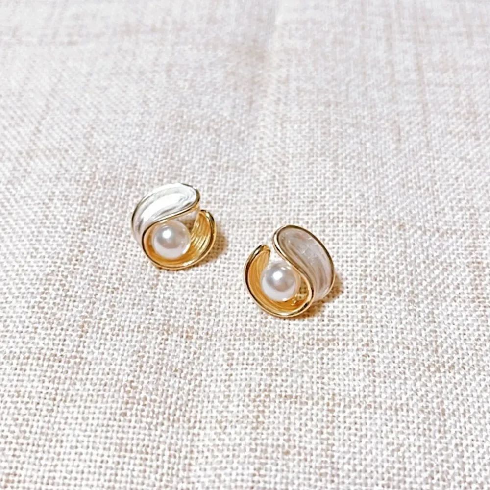 Pearl stud earrings N173